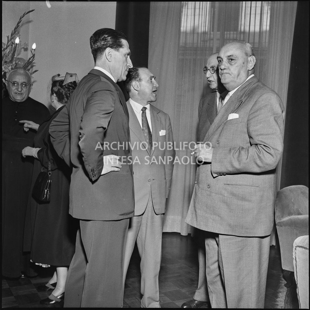 Il prefetto di Milano Ernesto Giulio Cappa (primo da destra) all'inaugurazione della nuova sede della Banca Popolare Commercio e Industria in via Moscova 33 a Milano<br>217379