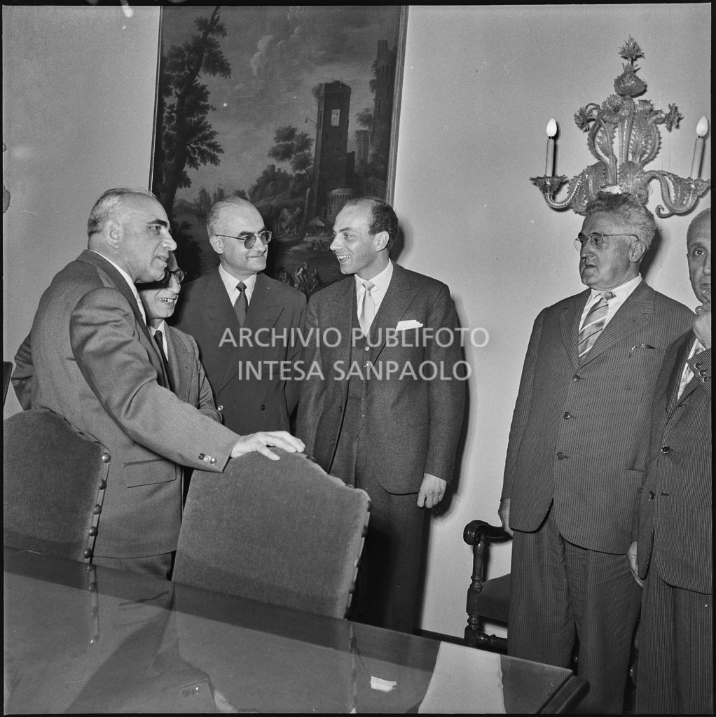 Alcuni uomini all'inaugurazione della nuova sede della Banca Popolare Commercio e Industria in via Moscova 33 a Milano<br>217380