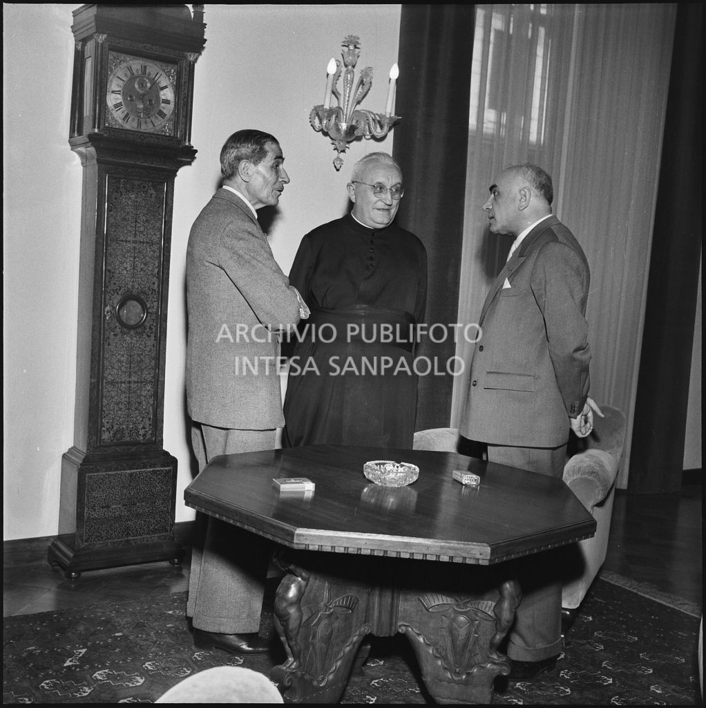 Alcuni uomini e un sacerdote all'inaugurazione della nuova sede della Banca Popolare Commercio e Industria in via Moscova 33 a Milano<br>217381