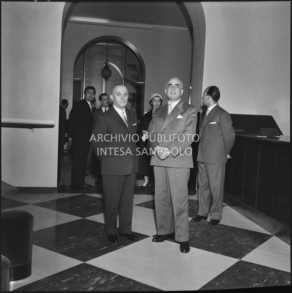Alcuni uomini all'inaugurazione della nuova sede della Banca Popolare Commercio e Industria in via Moscova 33 a Milano<br>217382