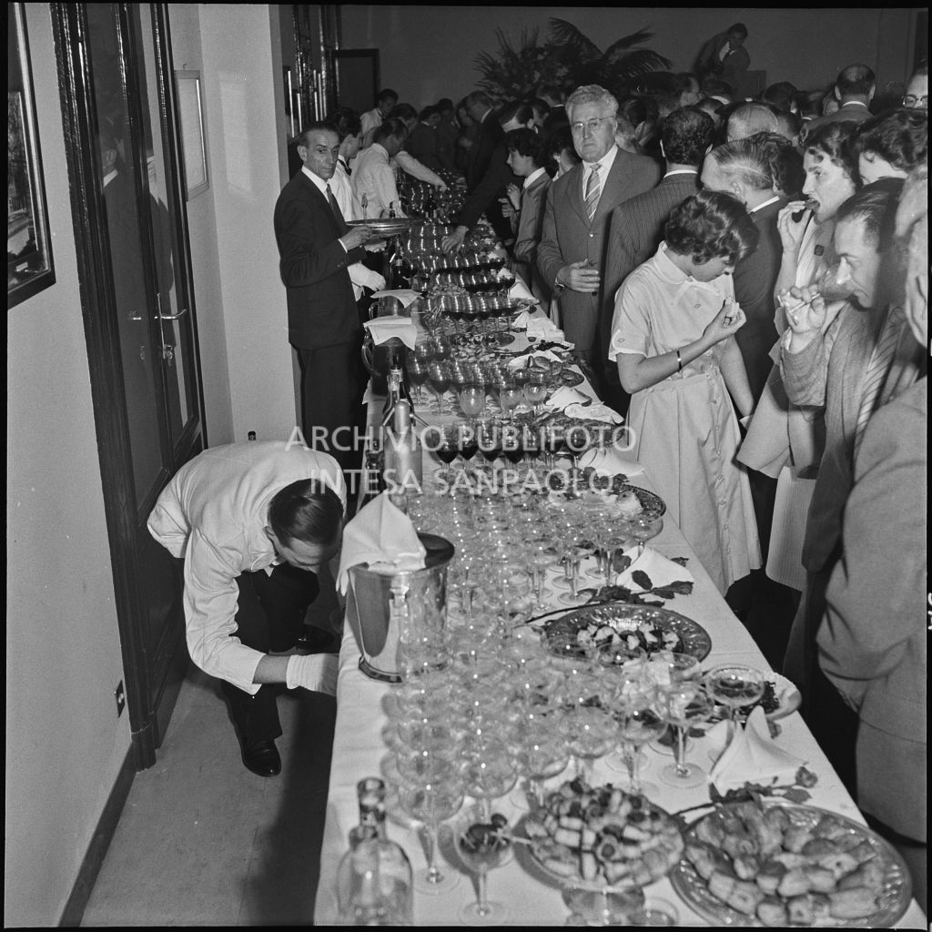 Rinfresco organizzato in occasione dell'inaugurazione della nuova sede della Banca Popolare Commercio e Industria in via Moscova 33 a Milano<br>217385