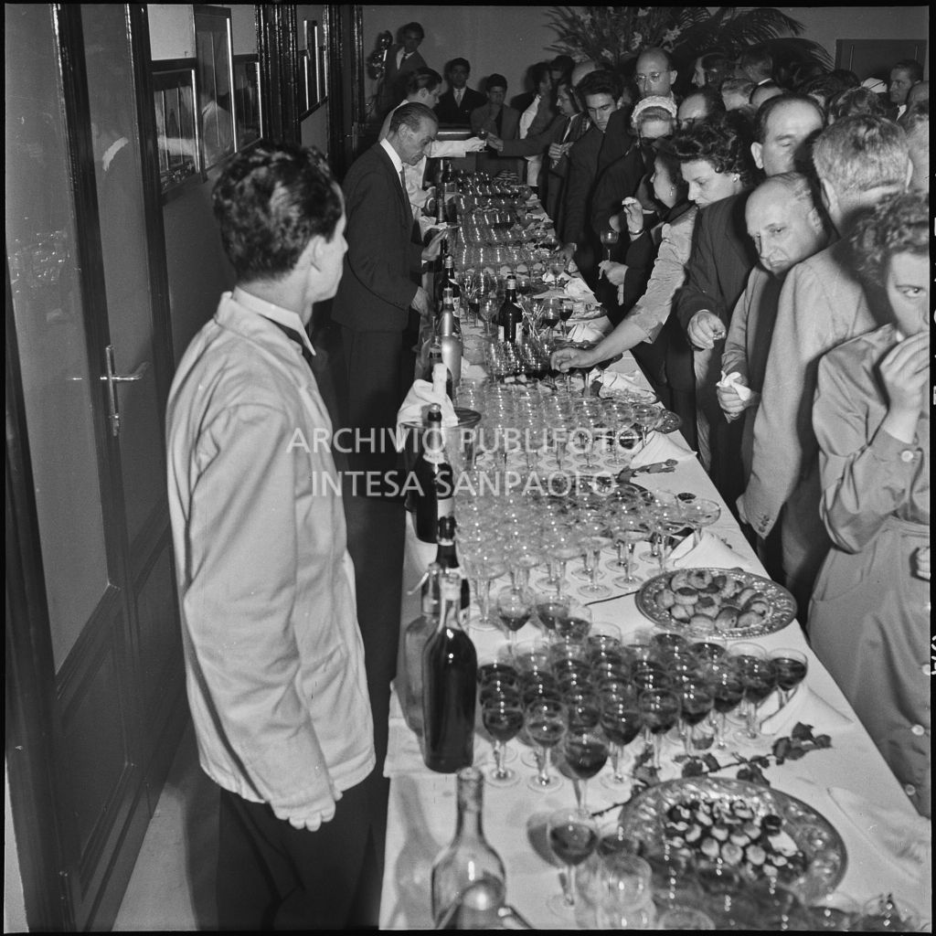 Rinfresco organizzato in occasione dell'inaugurazione della nuova sede della Banca Popolare Commercio e Industria in via Moscova 33 a Milano<br>217386