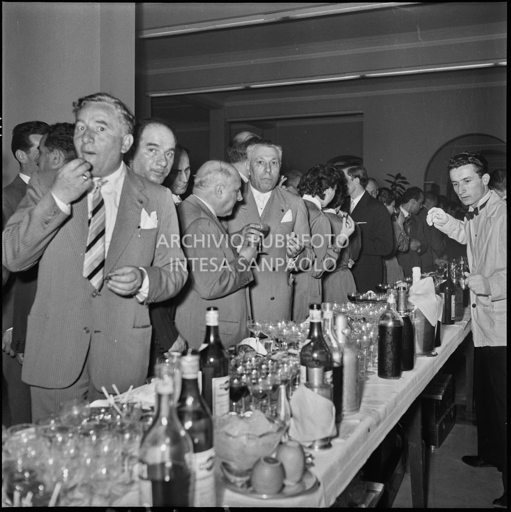 Rinfresco organizzato in occasione dell'inaugurazione della nuova sede della Banca Popolare Commercio e Industria in via Moscova 33 a Milano<br>217387