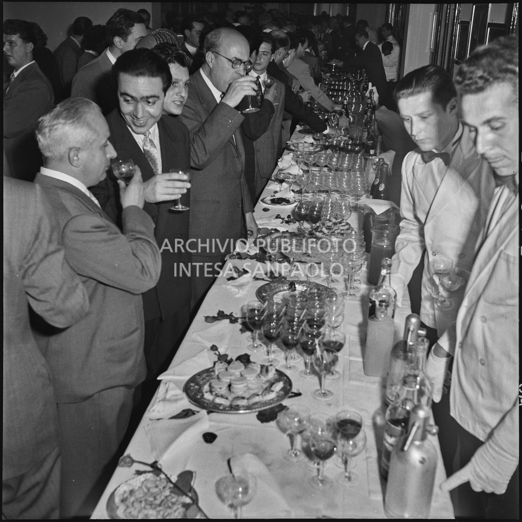 Rinfresco organizzato in occasione dell'inaugurazione della nuova sede della Banca Popolare Commercio e Industria in via Moscova 33 a Milano<br>217388