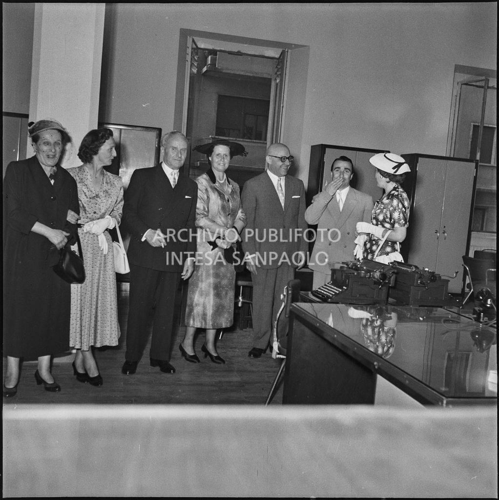 Alcune persone all'inaugurazione della nuova sede della Banca Popolare Commercio e Industria in via Moscova 33 a Milano<br>217389