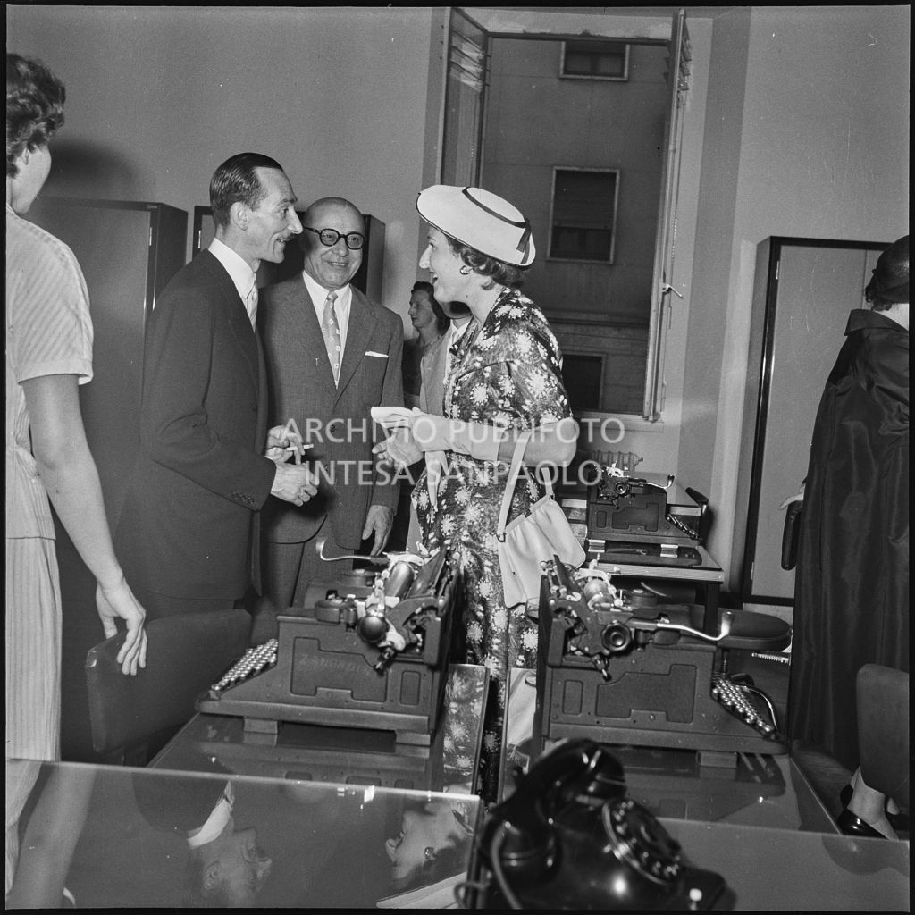 Alcune persone all'inaugurazione della nuova sede della Banca Popolare Commercio e Industria in via Moscova 33 a Milano<br>217390