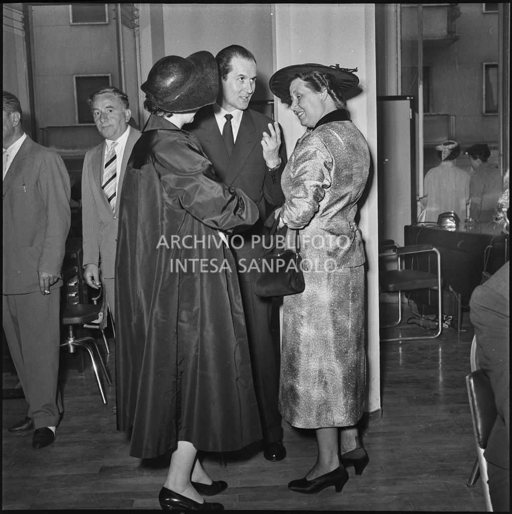 Alcune persone all'inaugurazione della nuova sede della Banca Popolare Commercio e Industria in via Moscova 33 a Milano<br>217391