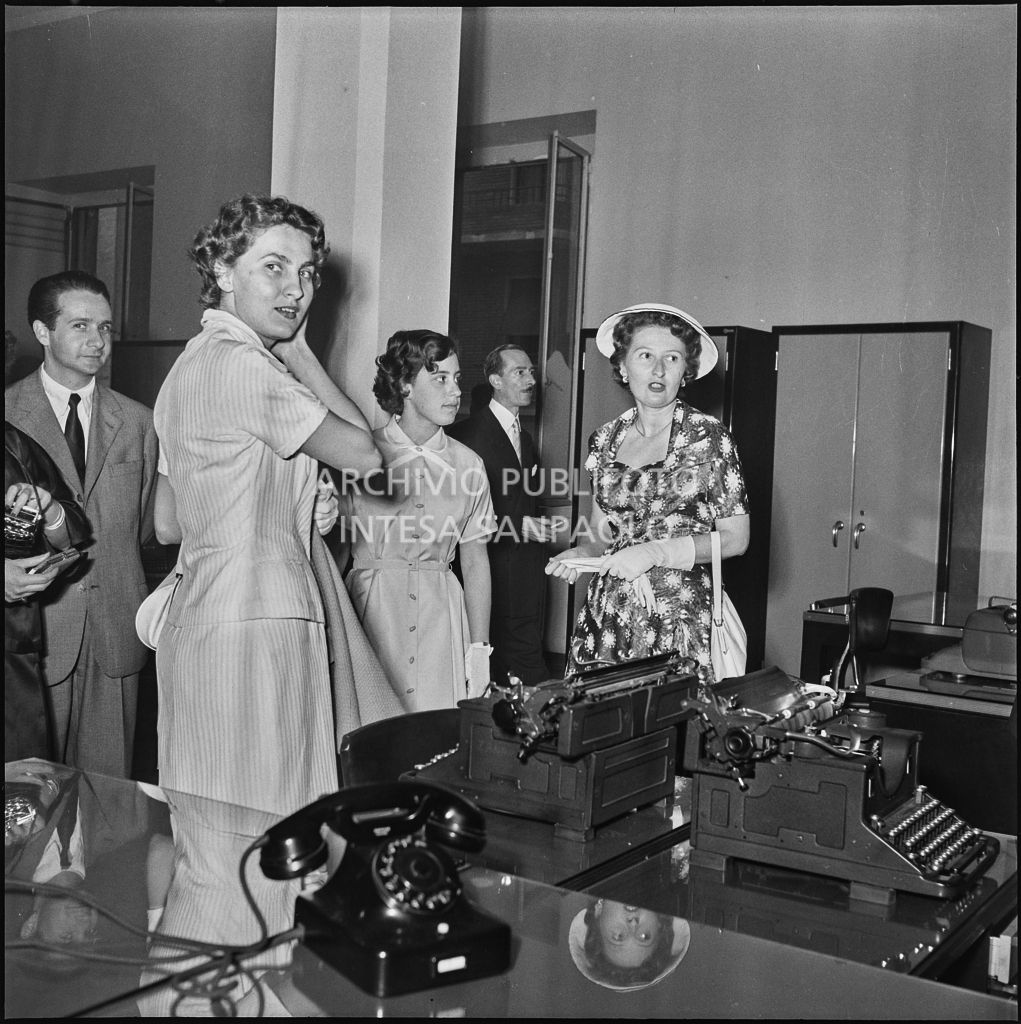 Alcune persone all'inaugurazione della nuova sede della Banca Popolare Commercio e Industria in via Moscova 33 a Milano<br>217392