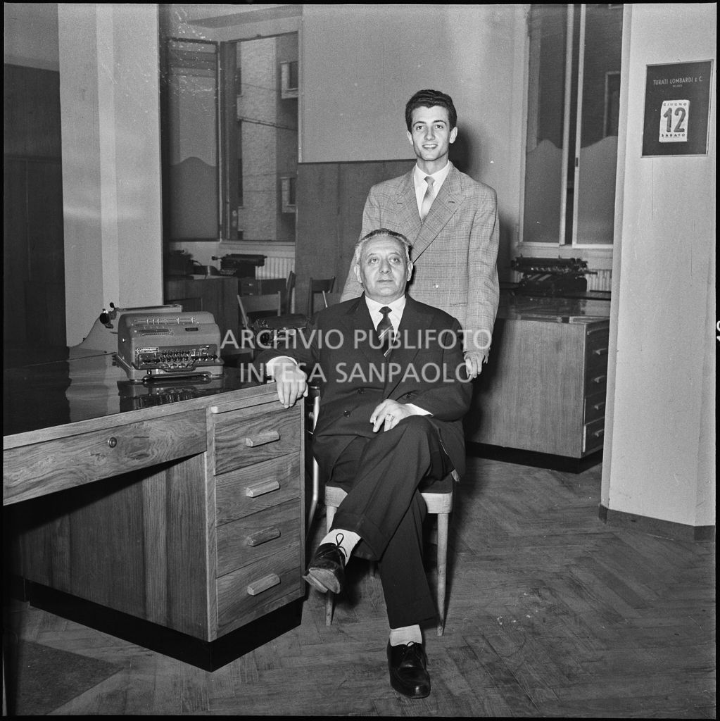 Alcune persone all'inaugurazione della nuova sede della Banca Popolare Commercio e Industria in via Moscova 33 a Milano<br>217393