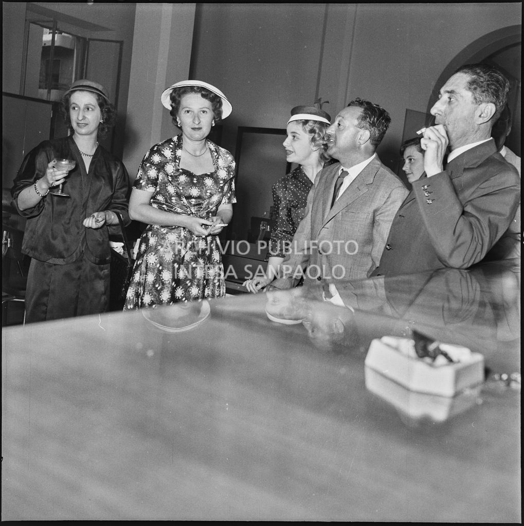 Alcune persone all'inaugurazione della nuova sede della Banca Popolare Commercio e Industria in via Moscova 33 a Milano<br>217395