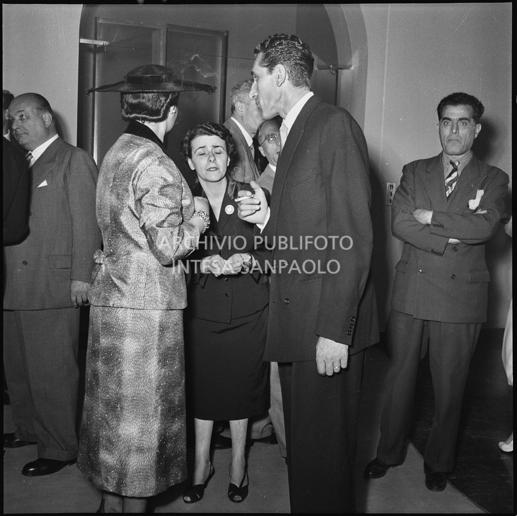 Alcune persone all'inaugurazione della nuova sede della Banca Popolare Commercio e Industria in via Moscova 33 a Milano<br>217396