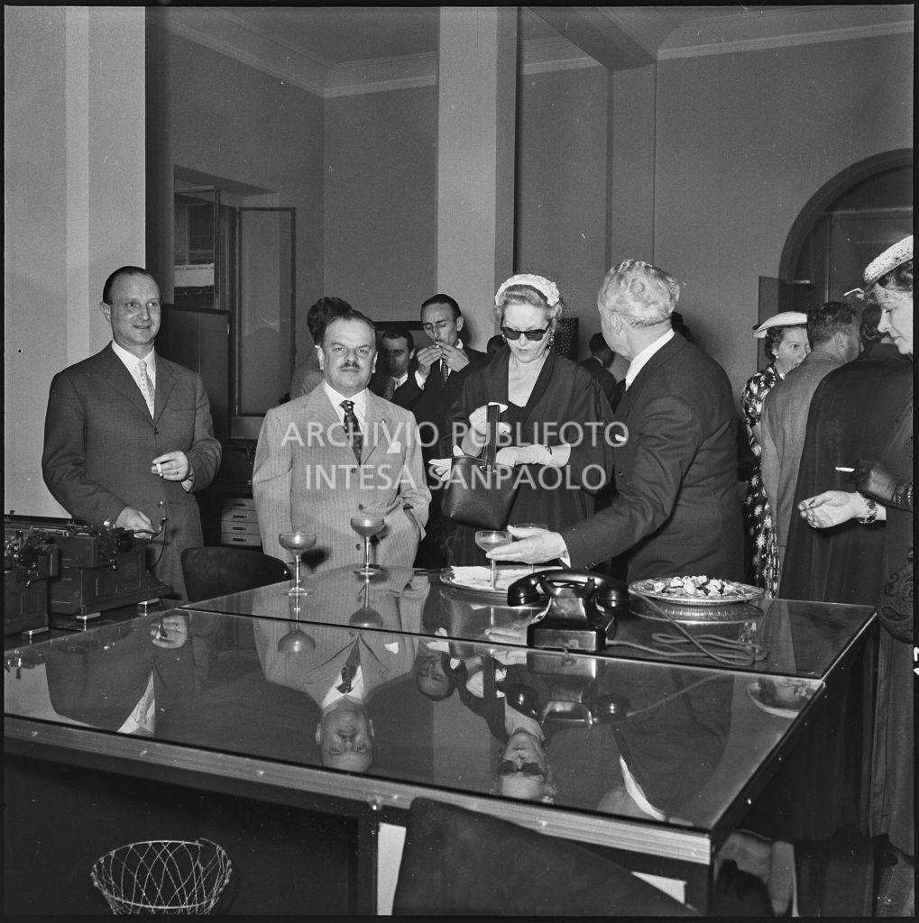 Alcune persone all'inaugurazione della nuova sede della Banca Popolare Commercio e Industria in via Moscova 33 a Milano<br>217397