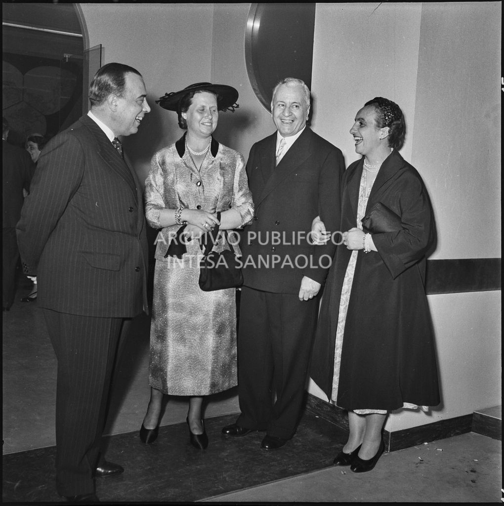 Alcune persone all'inaugurazione della nuova sede della Banca Popolare Commercio e Industria in via Moscova 33 a Milano<br>217398