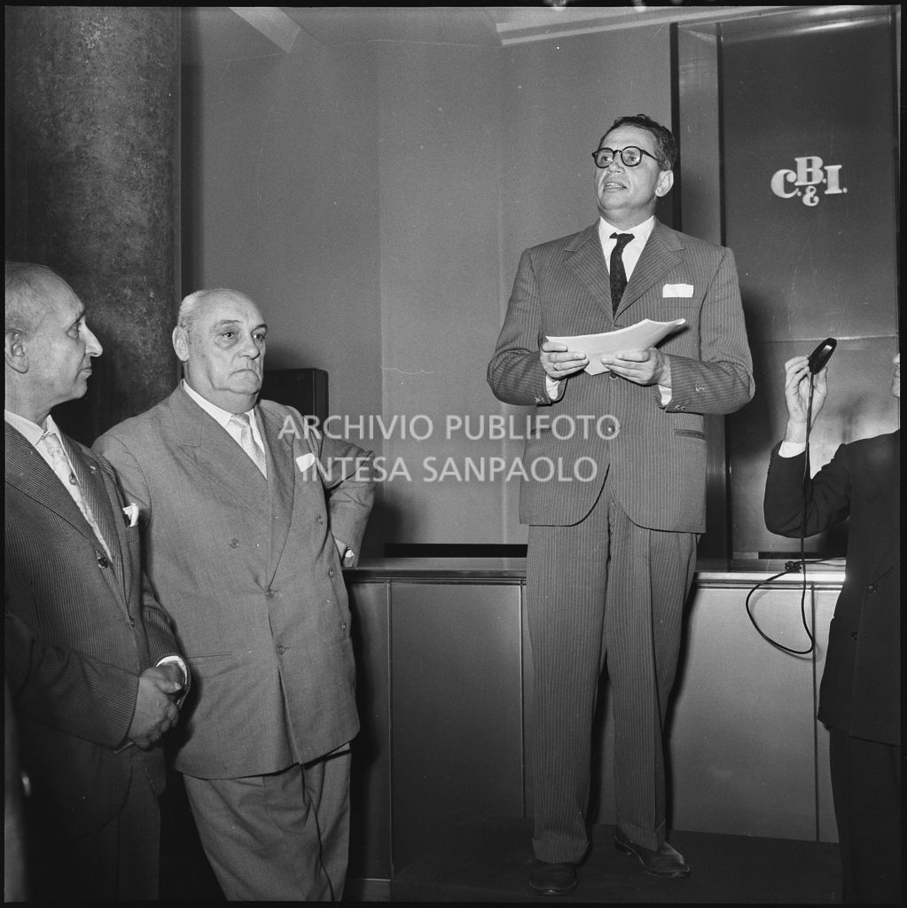 Discorso in occasione dell'inaugurazione della nuova sede della Banca Popolare Commercio e Industria in via Moscova 33 a Milano. Presente il prefetto di Milano Ernesto Giulio Cappa (secondo da sinistra)<br>217400