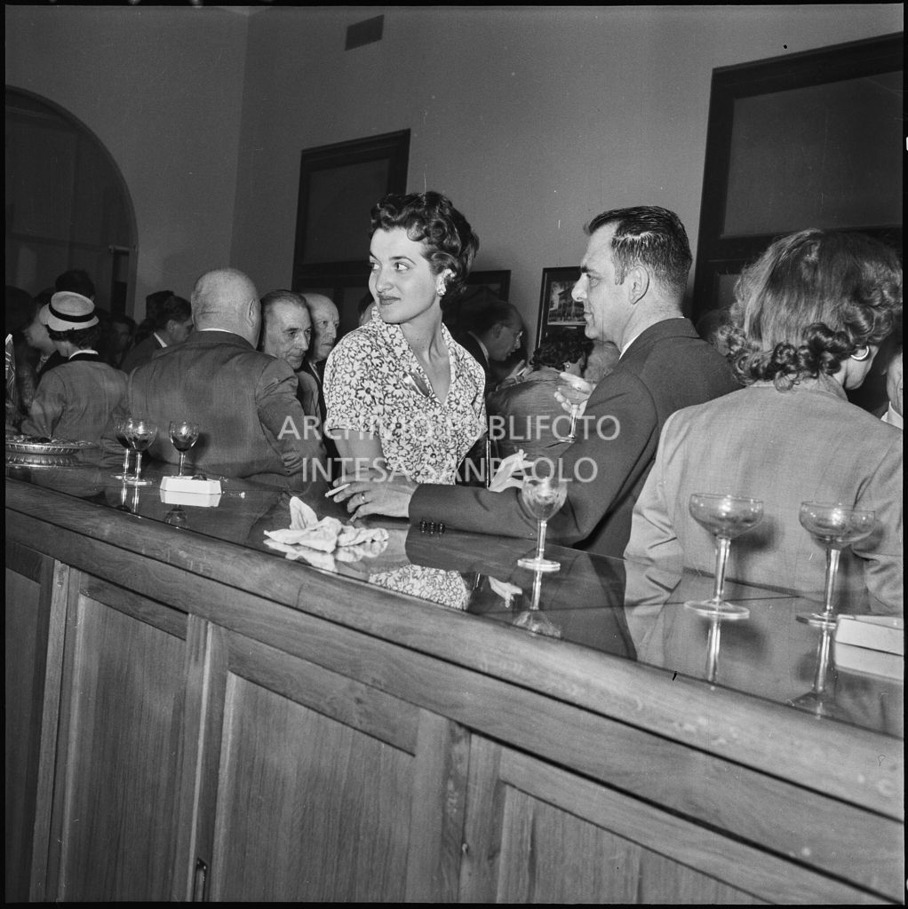 Rinfresco organizzato in occasione dell'inaugurazione della nuova sede della Banca Popolare Commercio e Industria in via Moscova 33 a Milano<br>217401