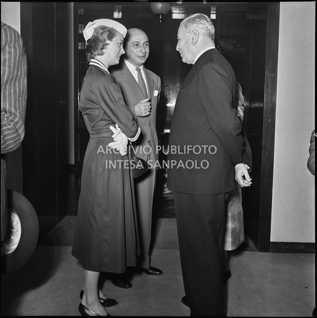 Alcune persone all'inaugurazione della nuova sede della Banca Popolare Commercio e Industria in via Moscova 33 a Milano<br>217402