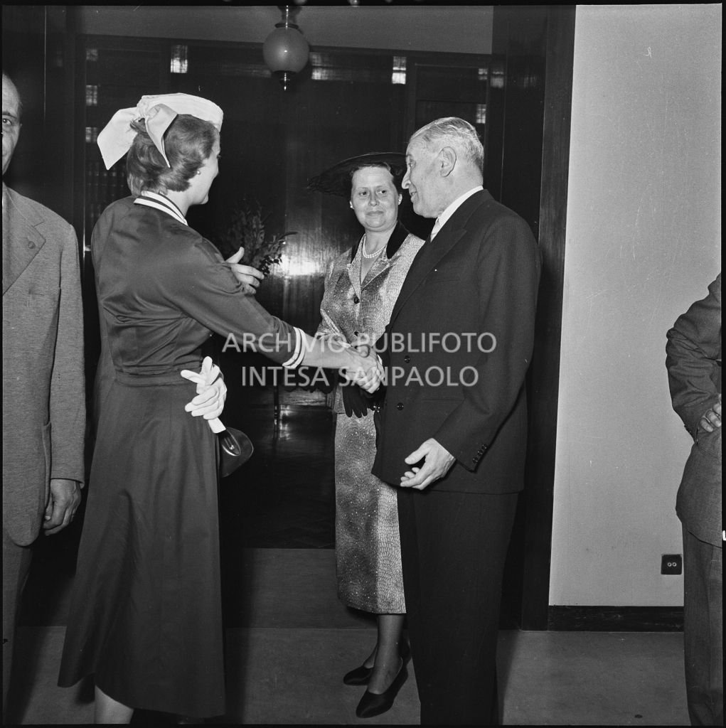 Alcune persone all'inaugurazione della nuova sede della Banca Popolare Commercio e Industria in via Moscova 33 a Milano<br>217403