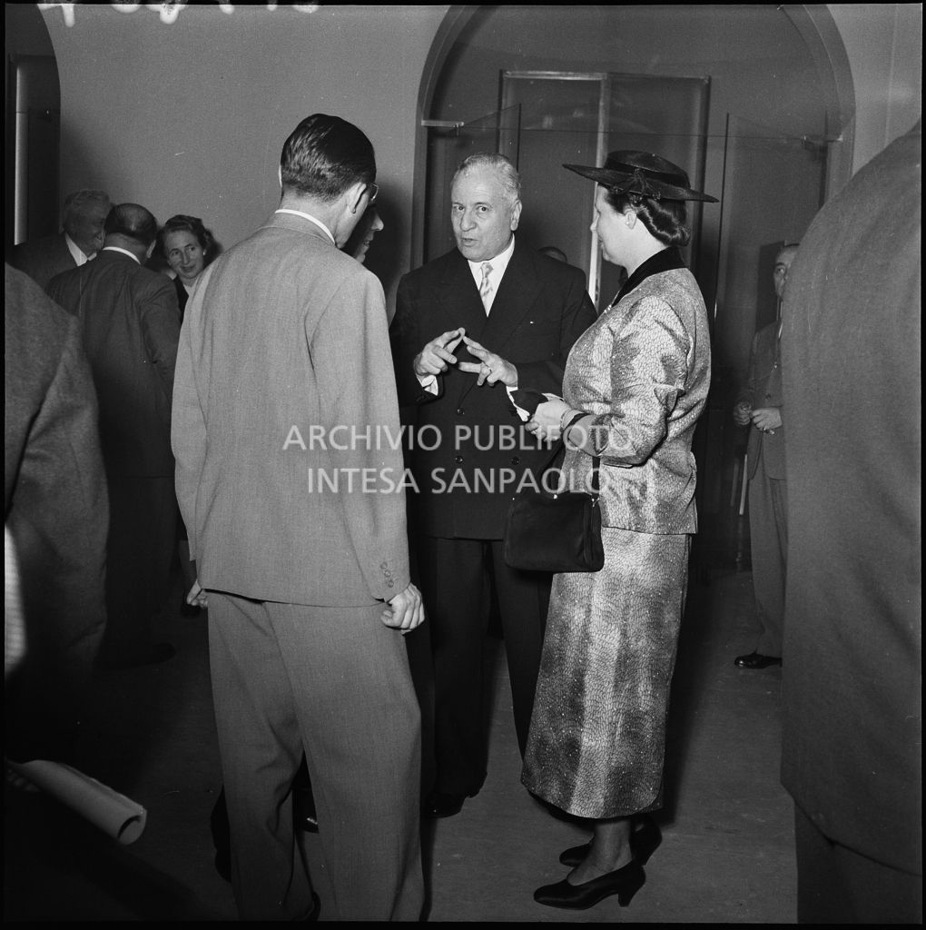 Alcune persone all'inaugurazione della nuova sede della Banca Popolare Commercio e Industria in via Moscova 33 a Milano<br>217404