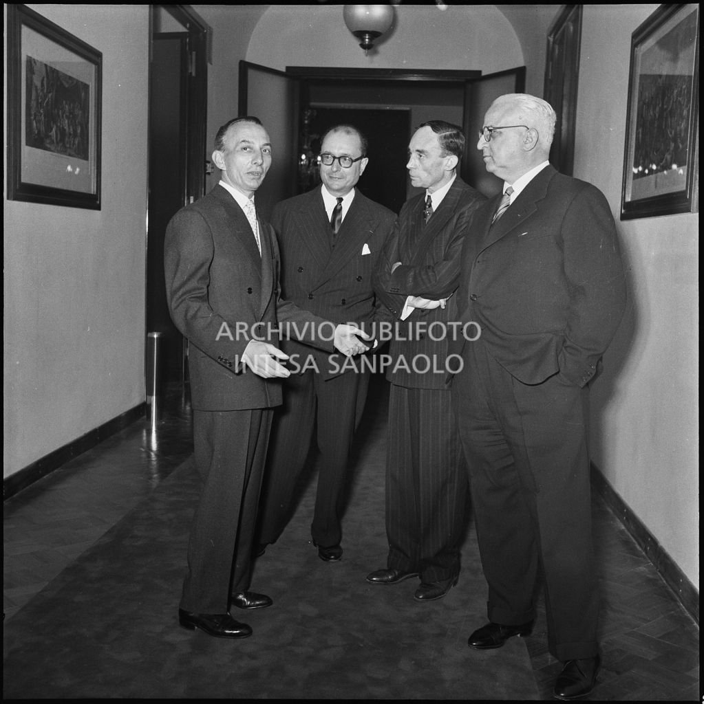 Alcune persone all'inaugurazione della nuova sede della Banca Popolare Commercio e Industria in via Moscova 33 a Milano<br>217405