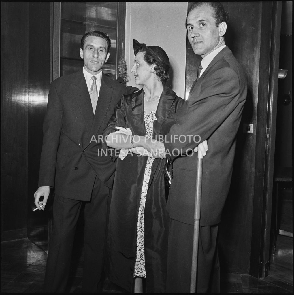 Alcune persone all'inaugurazione della nuova sede della Banca Popolare Commercio e Industria in via Moscova 33 a Milano<br>217406