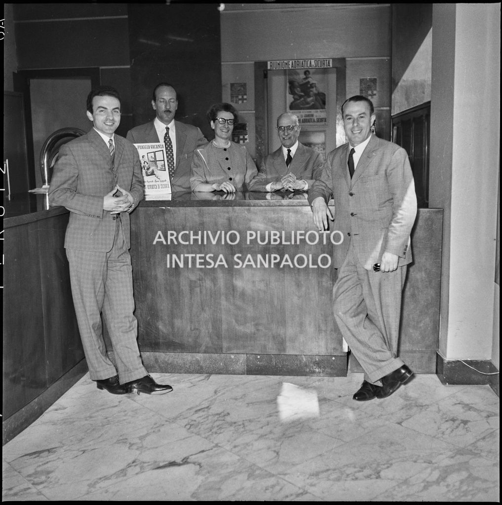 Foto di gruppo dei lavoratori della Banca di Credito della Riunione Adriatica di Sicurtà (RAS)<br>217408