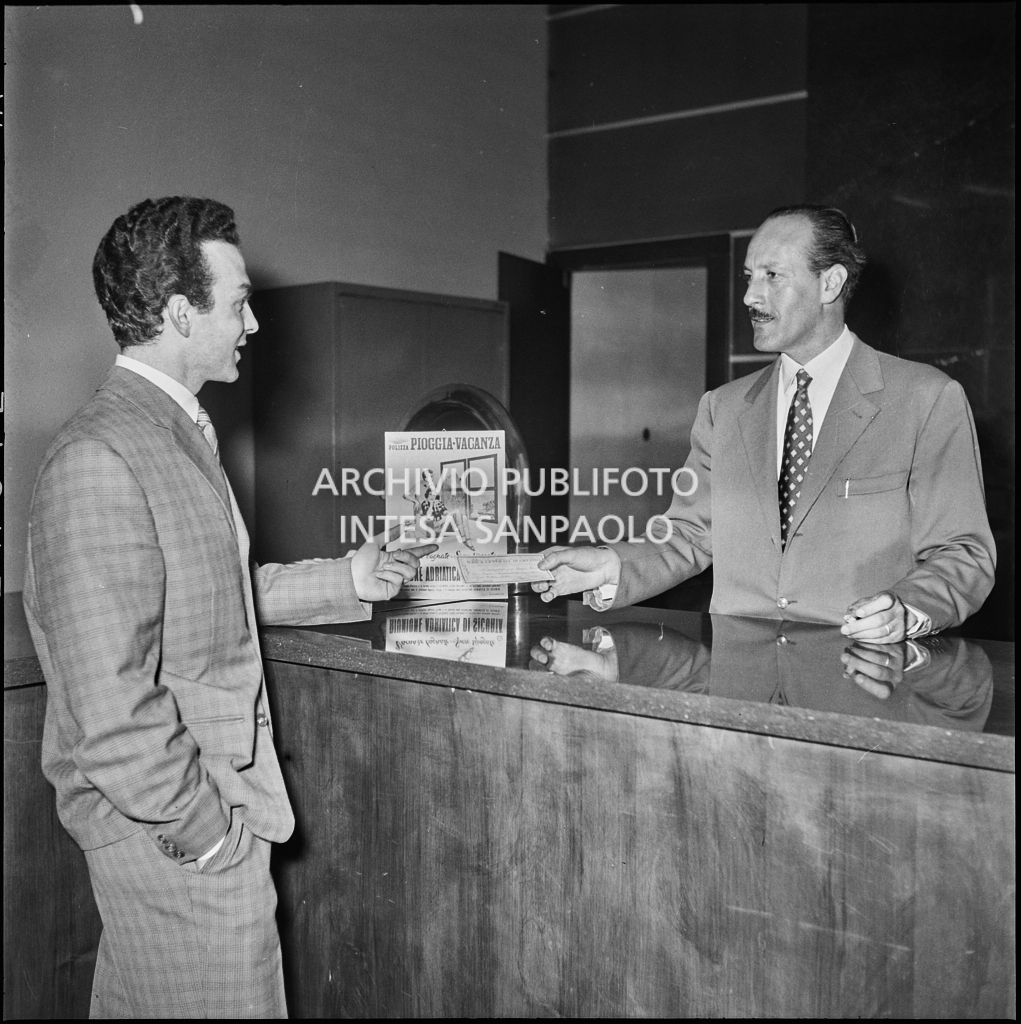 Alcuni lavoratori della Banca di Credito della Riunione Adriatica di Sicurtà (RAS)<br>217409