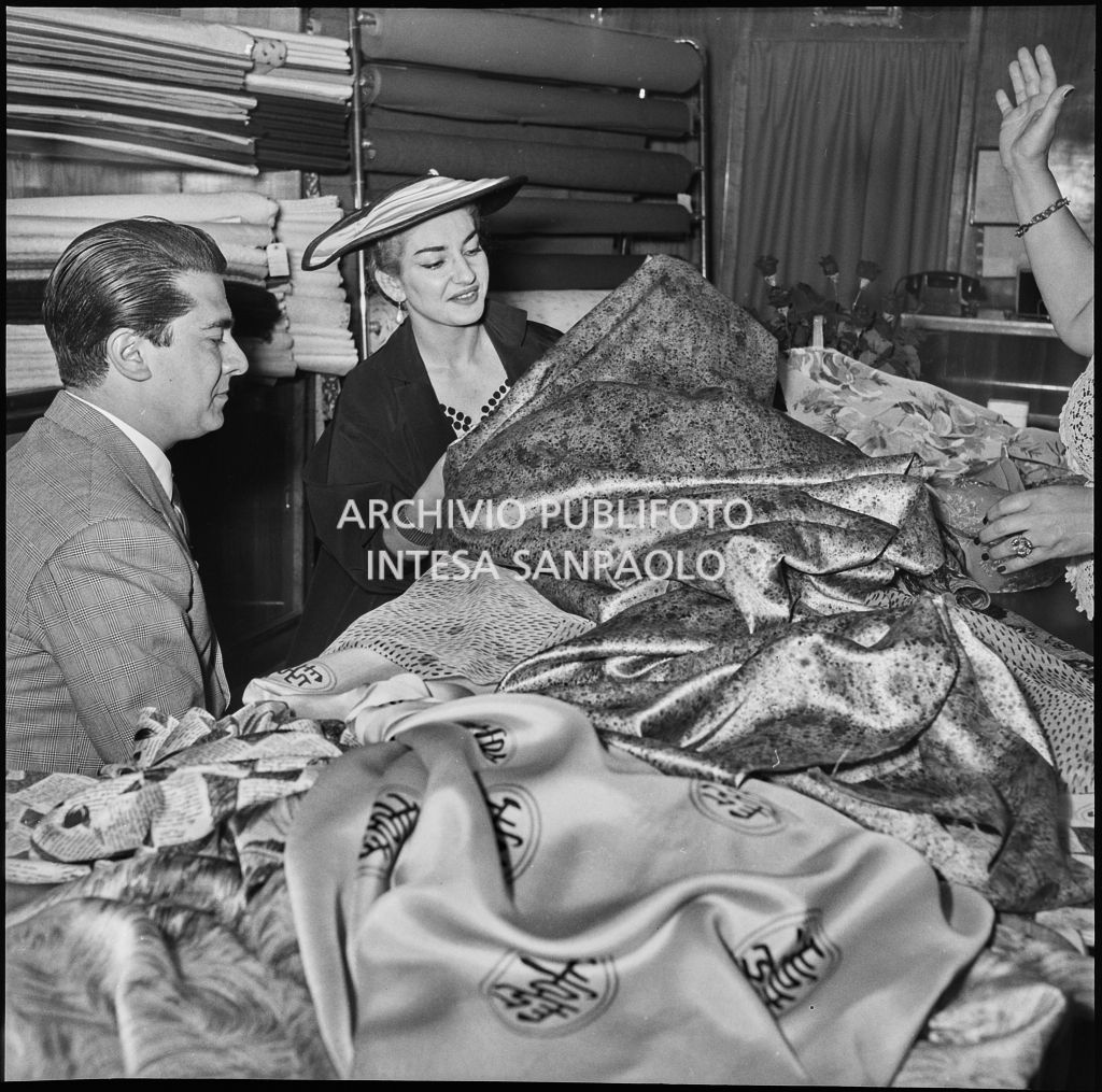 La soprano Maria Callas e il tenore Giuseppe Di Stefano osservano alcune stoffe nel negozio "Tutto per la signora" di Milano<br>217411