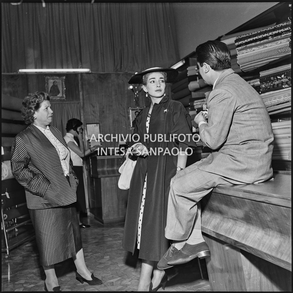 La soprano Maria Meneghini Callas e il tenore Giuseppe Di Stefano visitano il negozio "Tutto per la signora" di Milano<br>217412