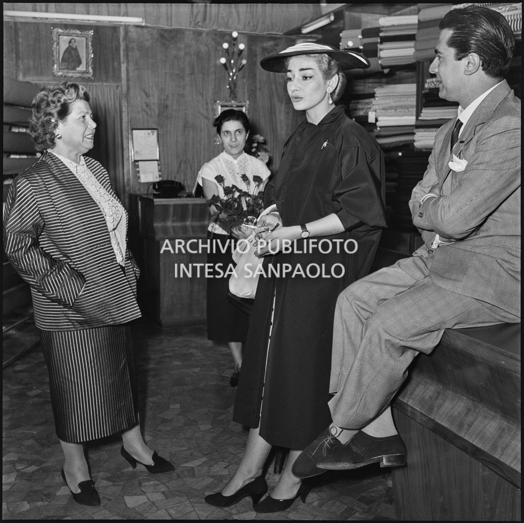 La soprano Maria Meneghini Callas e il tenore Giuseppe Di Stefano visitano il negozio "Tutto per la signora" di Milano<br>217413