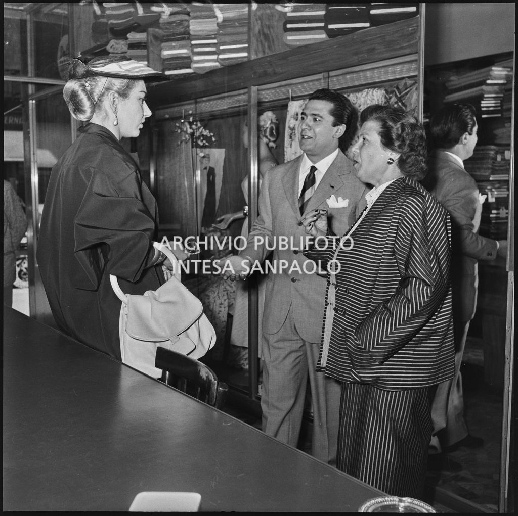 La soprano Maria Meneghini Callas e il tenore Giuseppe Di Stefano visitano il negozio "Tutto per la signora" di Milano<br>217414