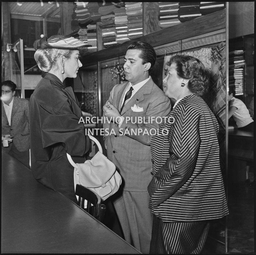 La soprano Maria Meneghini Callas e il tenore Giuseppe Di Stefano visitano il negozio "Tutto per la signora" di Milano<br>217415