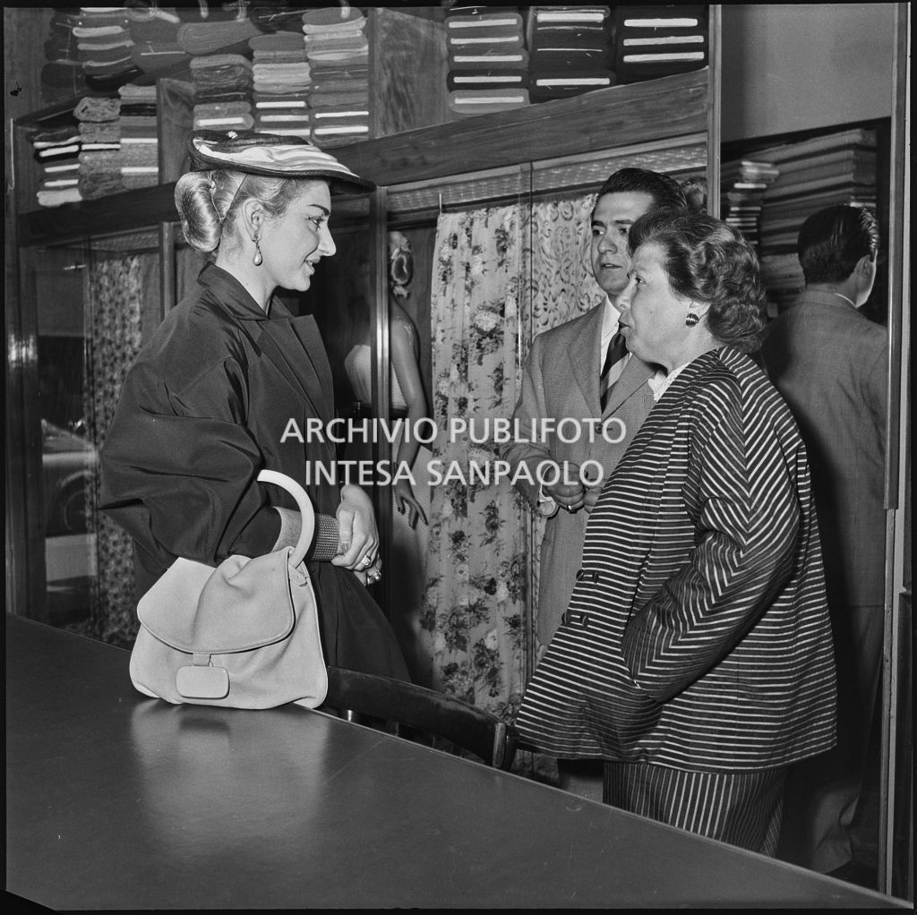 La soprano Maria Meneghini Callas e il tenore Giuseppe Di Stefano visitano il negozio "Tutto per la signora" di Milano<br>217416