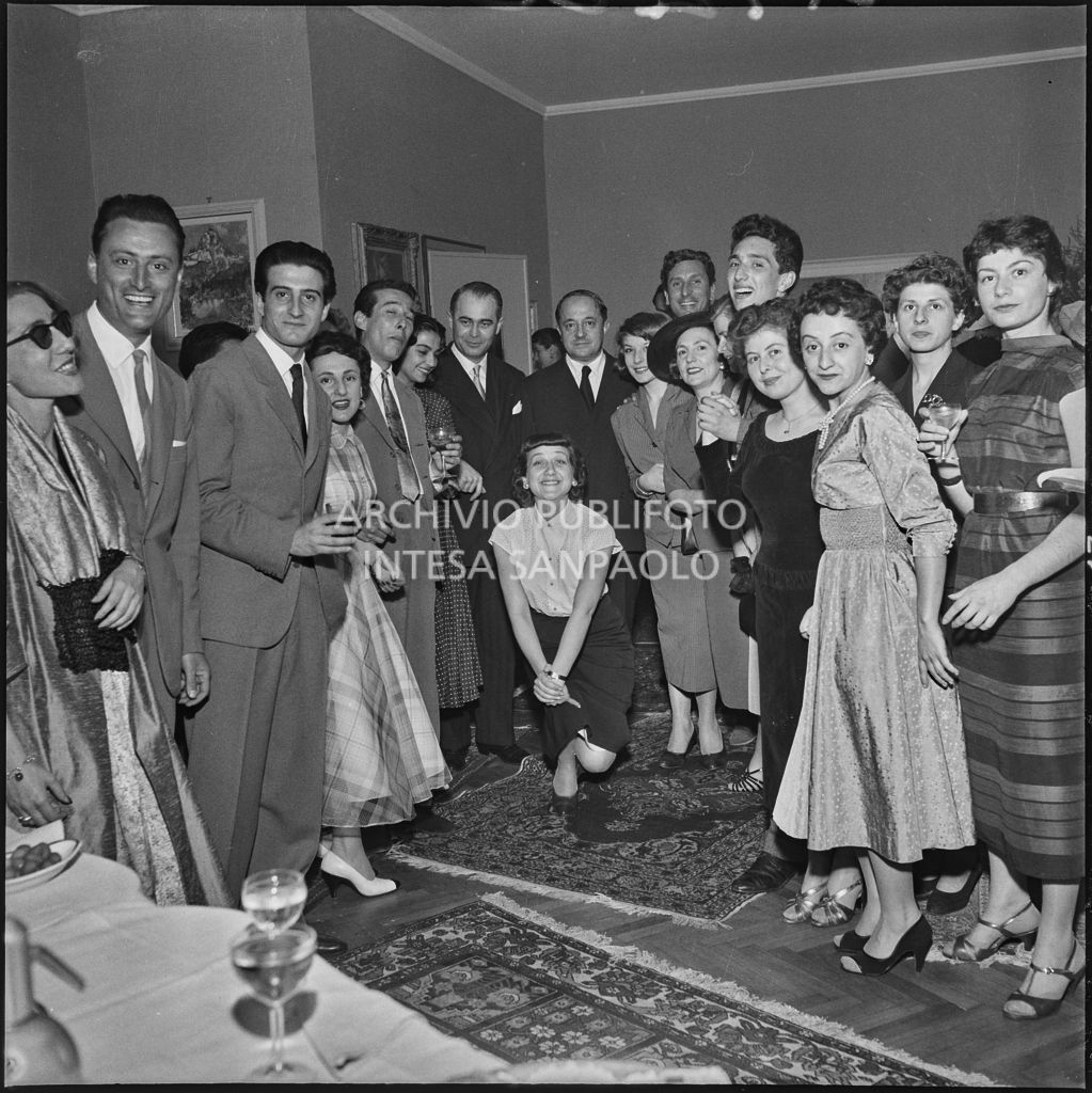 Foto di gruppo al ricevimento organizzato da Giuseppe Costantino Dragan (al centro) a Milano<br>217420