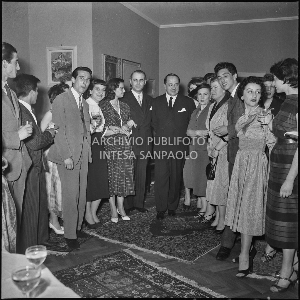 Foto di gruppo al ricevimento organizzato da Giuseppe Costantino Dragan (al centro) a Milano<br>217421