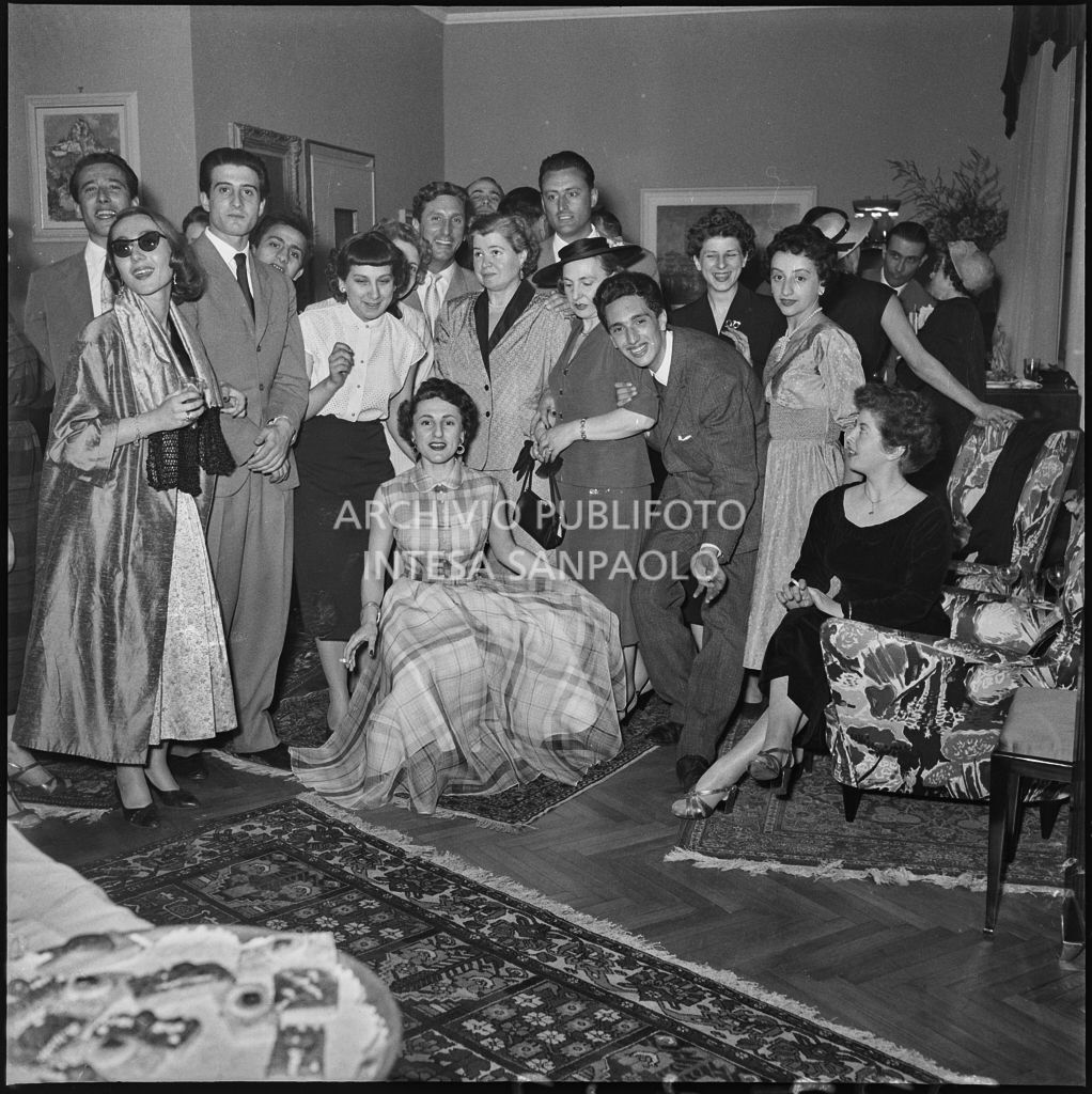 Foto di gruppo al ricevimento organizzato da Giuseppe Costantino Dragan a Milano<br>217422