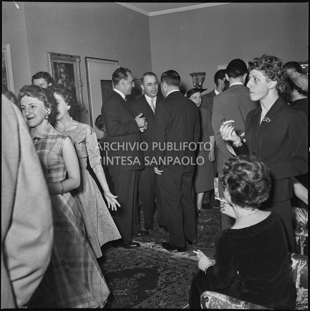 Ricevimento organizzato da Giuseppe Costantino Dragan (al centro) a Milano<br>217424