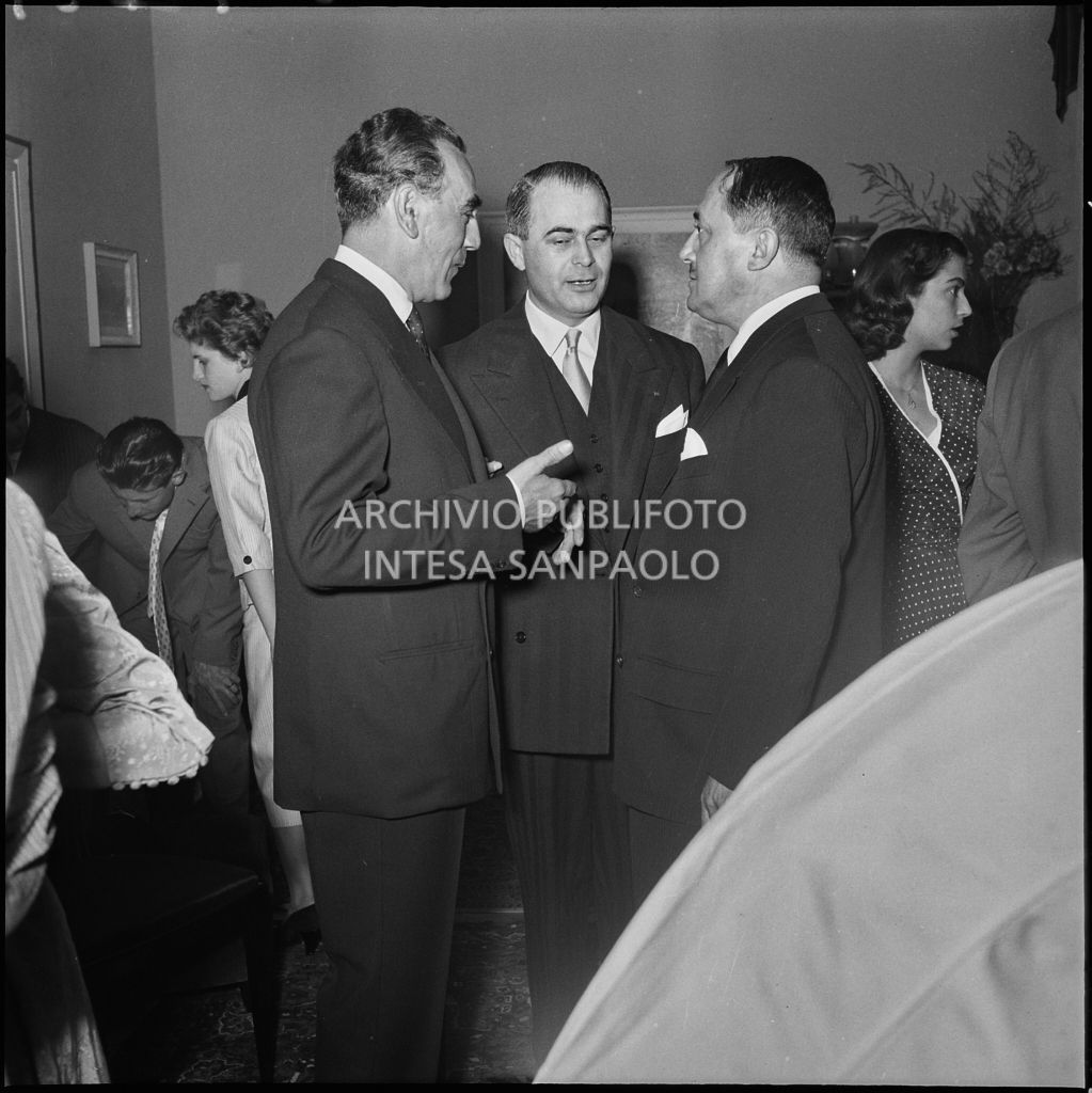 Ricevimento organizzato da Giuseppe Costantino Dragan (al centro) a Milano<br>217425