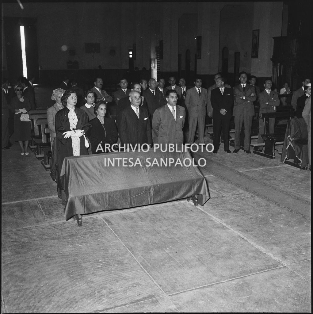 Vista sugli invitati del matrimonio del dottor Reale durante la cerimonia nuziale<br>217429