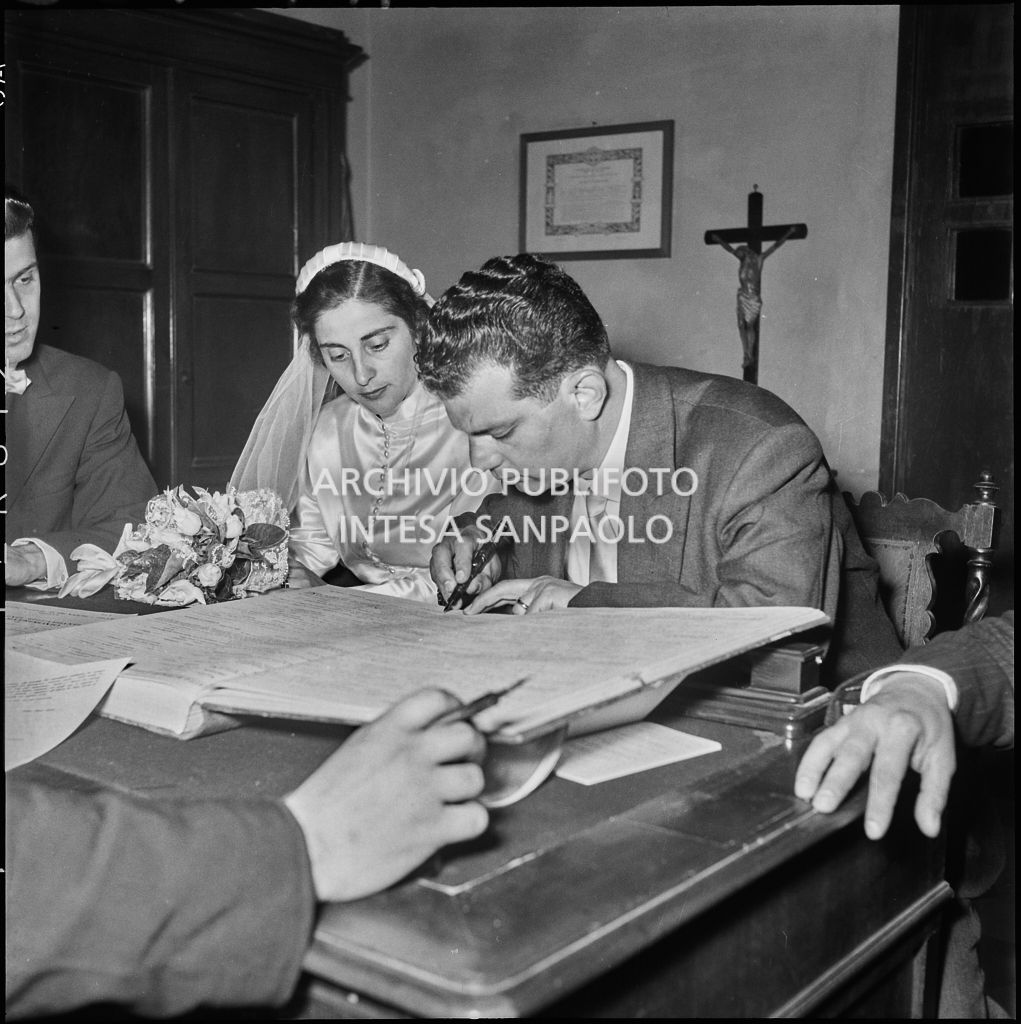 Il dottor Reale firma il registro parrocchiale al temine della cerimonia nuziale<br>217430