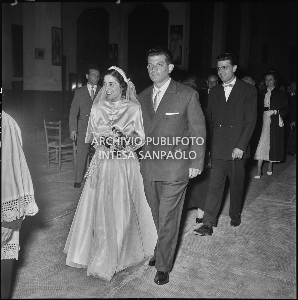 Il dottor Reale con la sua sposa percorrono la navata della chiesa al termine della cerimonia nuziale<br>217432