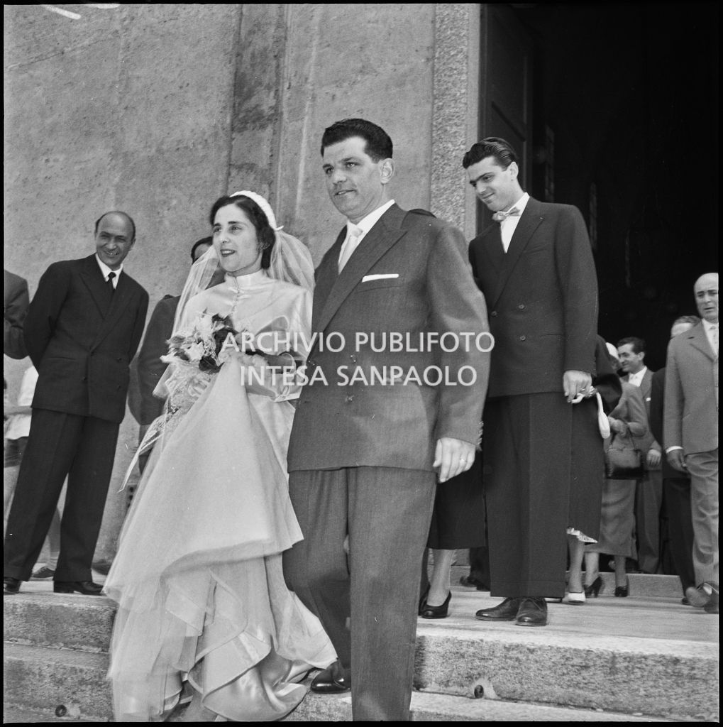 Il dottor Reale con la sua sposa sul sagrato della chiesa al termine della cerimonia nuziale<br>217433