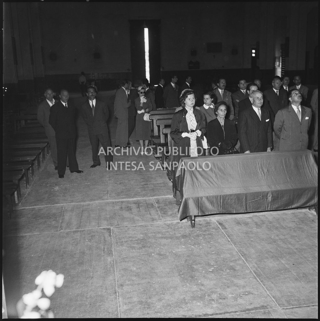 Vista sugli invitati del matrimonio del dottor Reale durante la cerimonia nuziale<br>217435