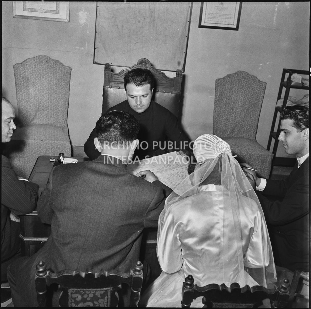 Il dottor Reale firma il registro parrocchiale al temine della cerimonia nuziale<br>217439