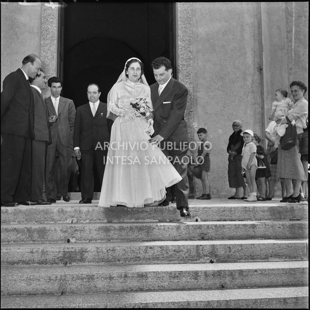 Il dottor Reale con la sua sposa sul sagrato della chiesa al termine della cerimonia nuziale<br>217440