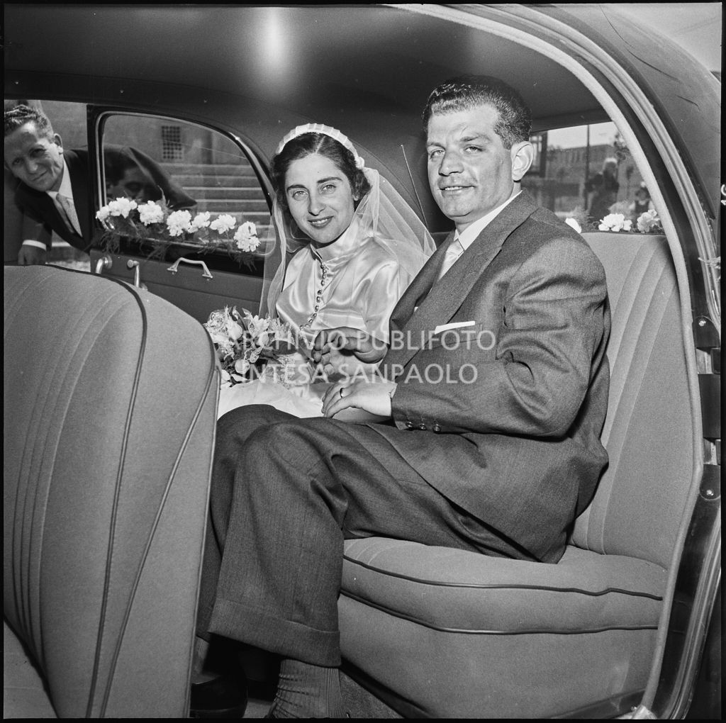 Il dottor Reale con la sua sposa siedono su un'automobile dopo la celebrazione della cerimonia nuziale<br>217441