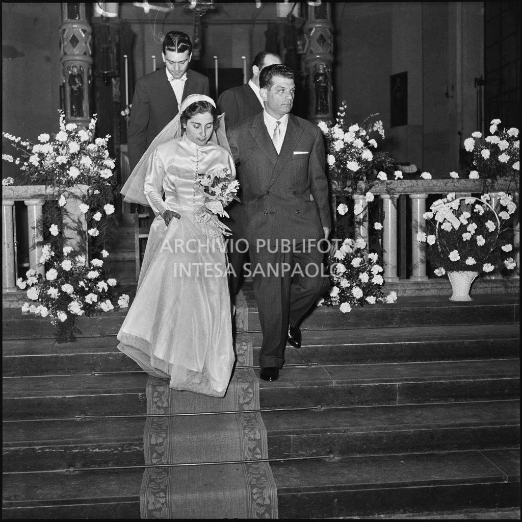 Il dottor Reale con la sua sposa percorrono la navata centrale della chiesa al termine della cerimonia nuziale<br>217443