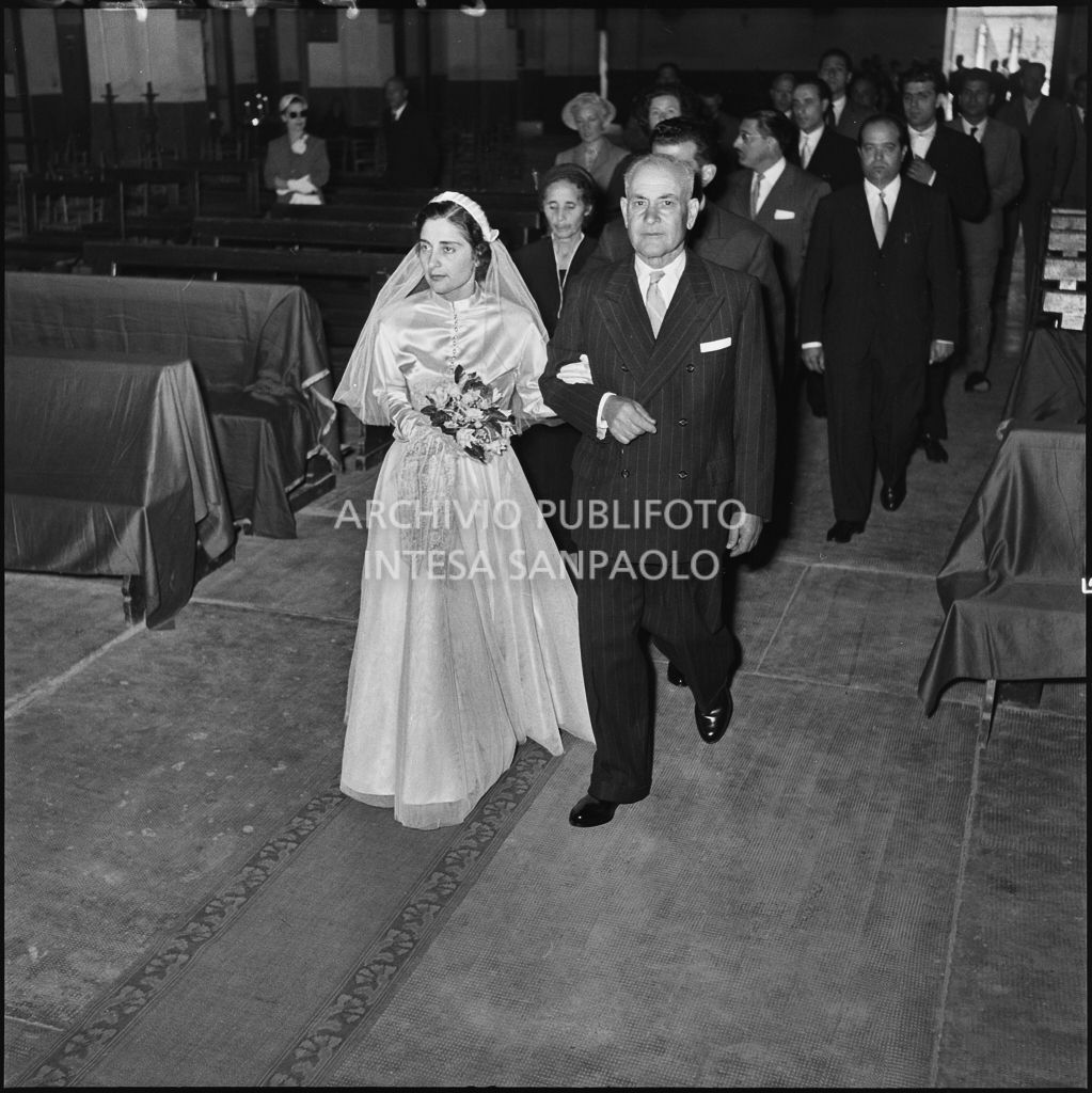 La sposa del dottor Reale percorre la navata centrale della chiesa prima della cerimonia nuziale<br>217446