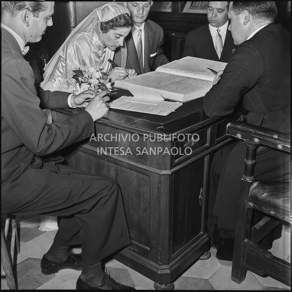 La sposa del dottor Reale firma il registro parrocchiale al temine della cerimonia nuziale<br>217453