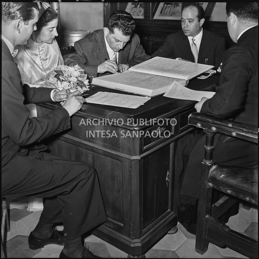 Il dottor Reale firma il registro parrocchiale al temine della cerimonia nuziale<br>217454