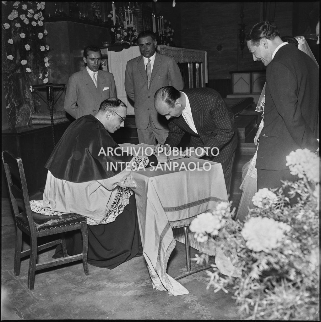 Il dottor Della Croce firma il registro parrocchiale al termine del matrimonio celebrato nella Chiesa di San Protaso in via Osoppo a Milano<br>217455